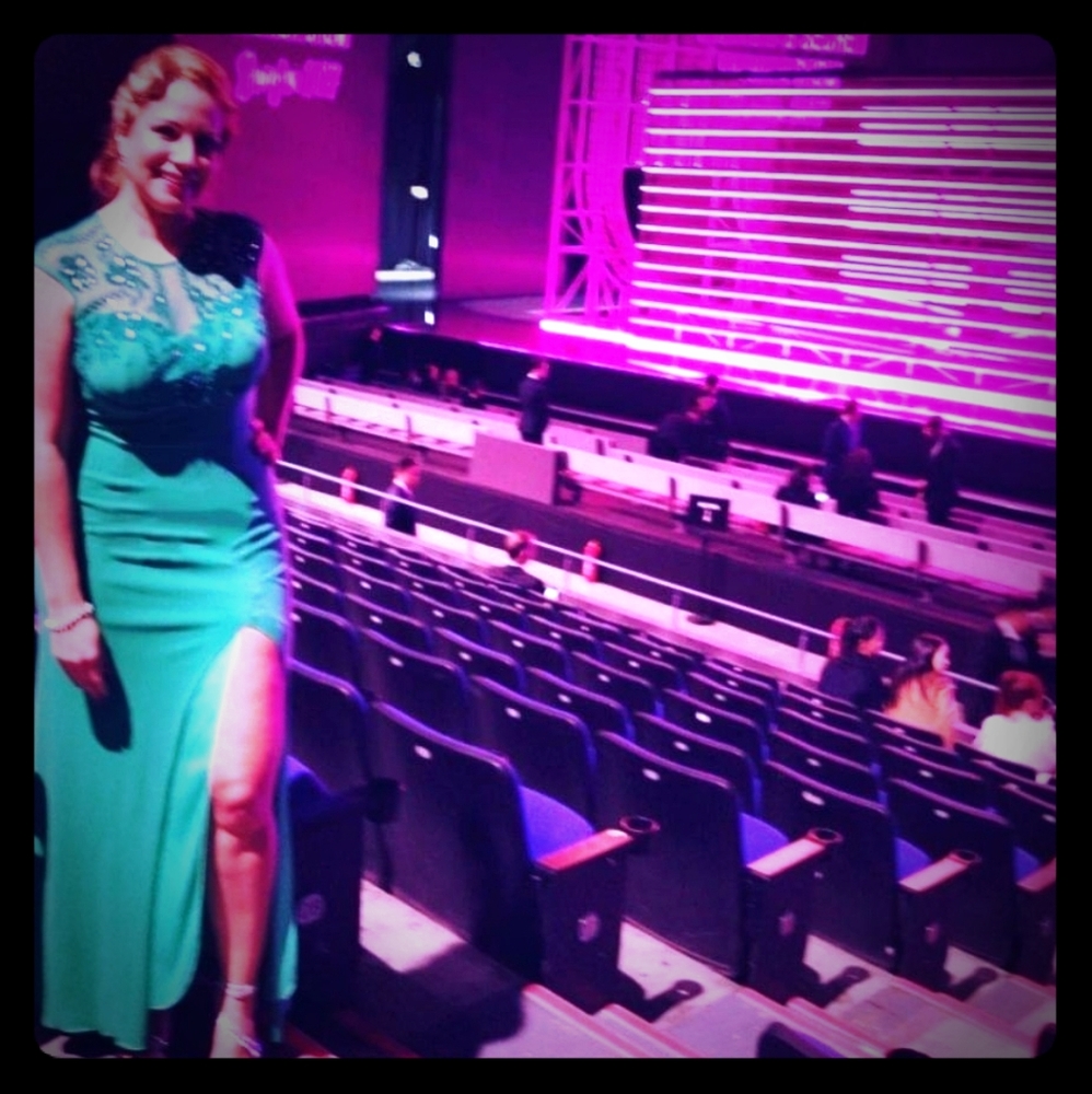 Long green evening dress open leg